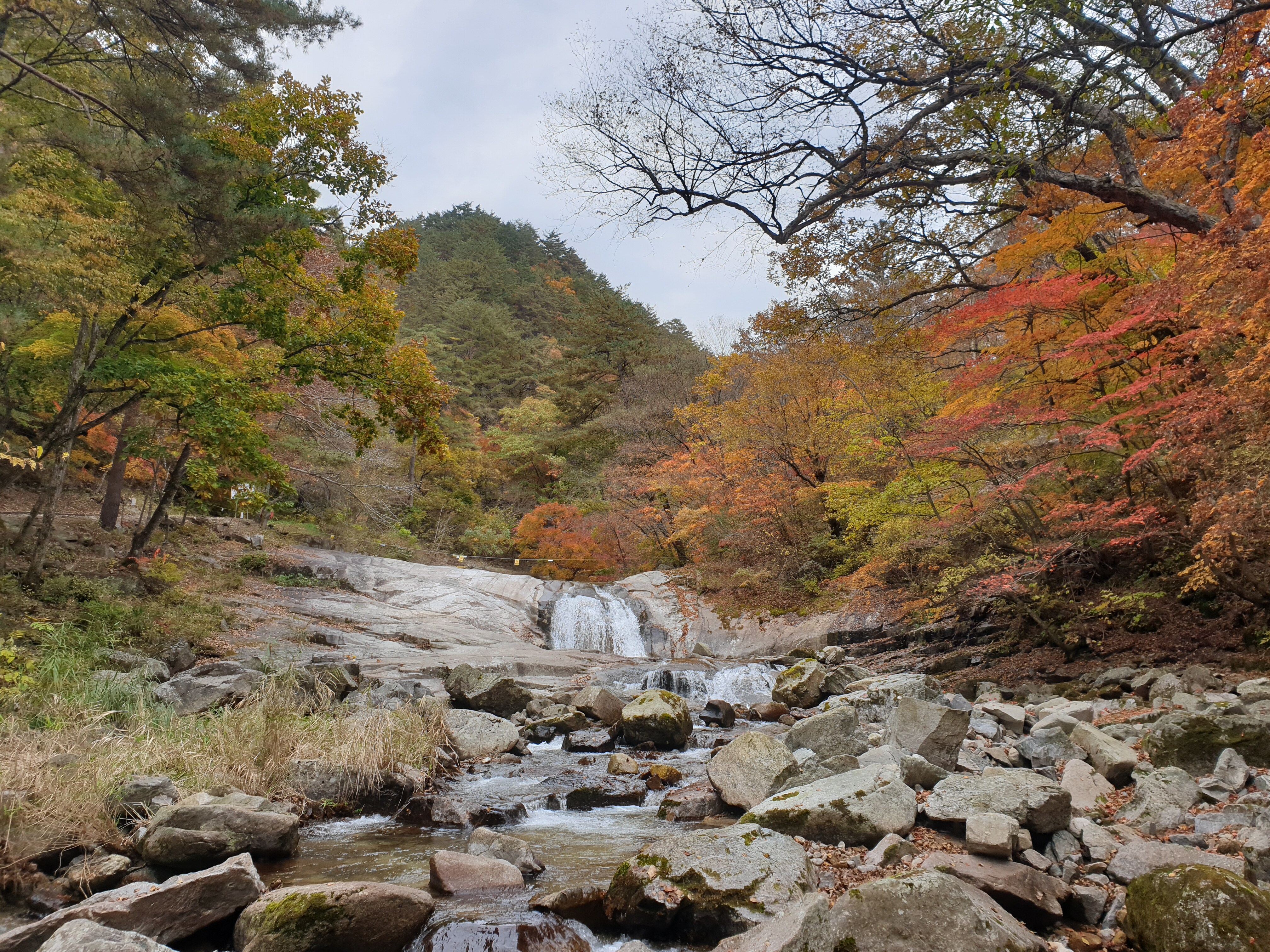방태산자연휴양림 계곡 가을단풍(마당바위)_2020년 10월 16일 16시 촬영.jpg